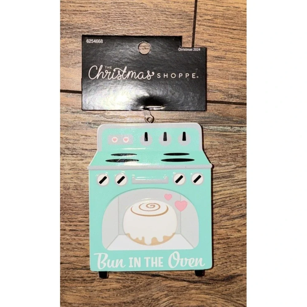 New Bun In The Oven Pregnancy‎ Baby On The Way Christmas Ceramic Ornament